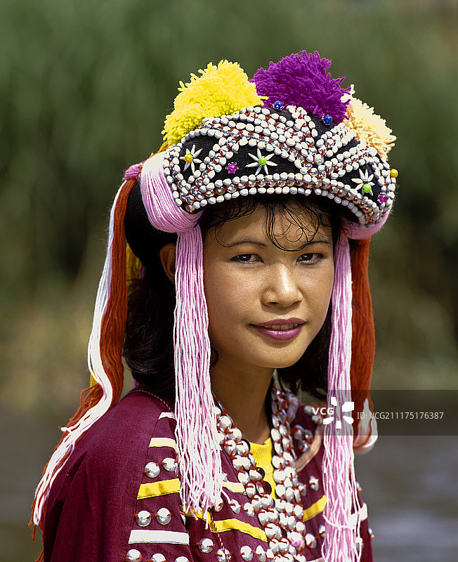 傈僳族女孩戴着色彩鲜艳的头饰和山民的传统服饰，肖像，美赛，清莱省，泰国，亚洲图片素材