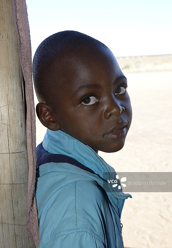 非洲男孩，9岁左右，非洲纳米比亚卡拉斯地区图片素材