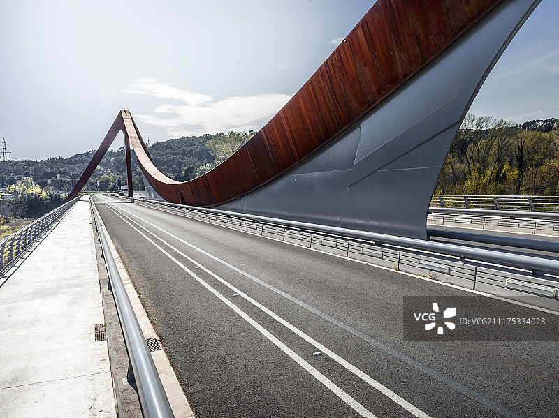 在西班牙巴伦西亚，后板显示了一座有着现代扫铁结构的桥梁上的柏油路图片素材