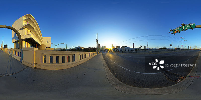 360°HDRI显示了美国洛杉矶的城市景观和日落的道路图片素材