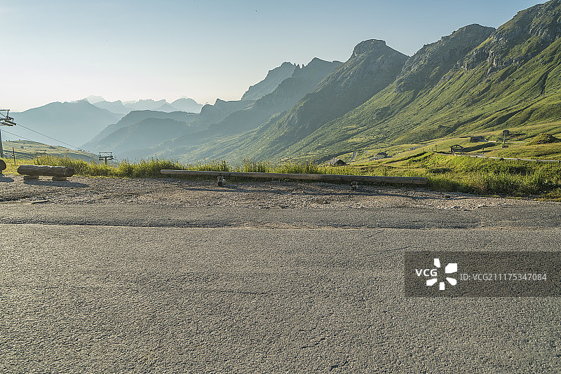 后板显示了意大利绿色山地景观的沥青停车场图片素材