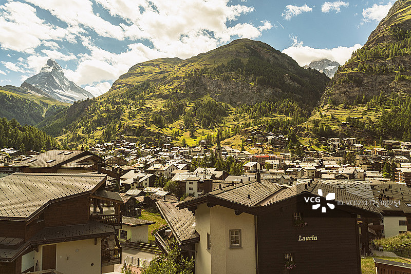 PicturesqueÂ阿尔卑斯山多云天空下的村庄，Â瑞士瓦莱泽马特图片素材