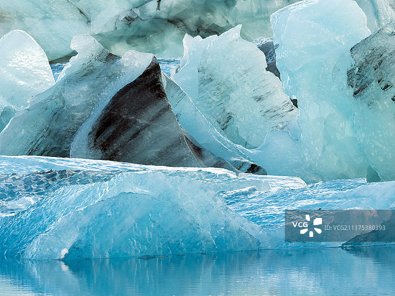近距离观察冰岛南部冰川泻湖上的冰块图片素材