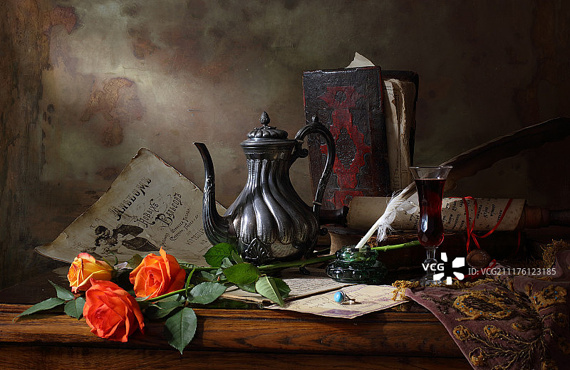 茶壶和玫瑰的静物画图片素材