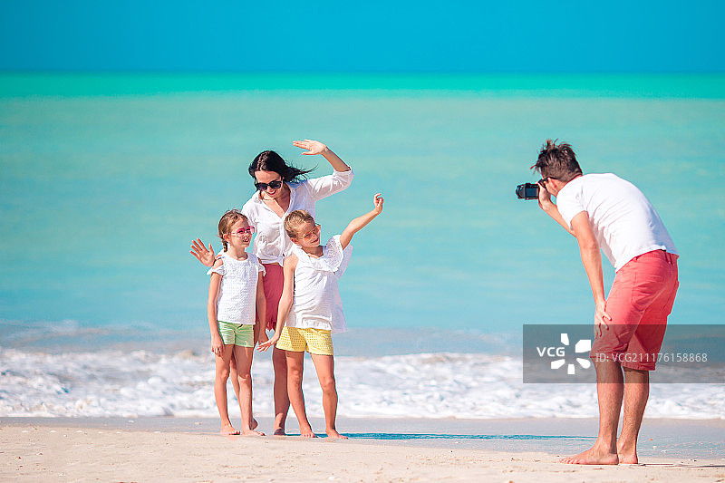一家四口在海滩度假时自拍图片素材
