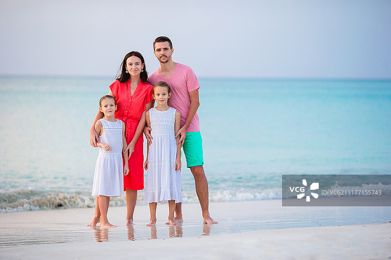 年轻的家庭在海滩度假图片素材