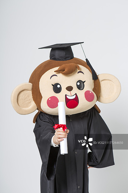 猴头女拿着毕业证书穿着毕业服装的照片图片素材