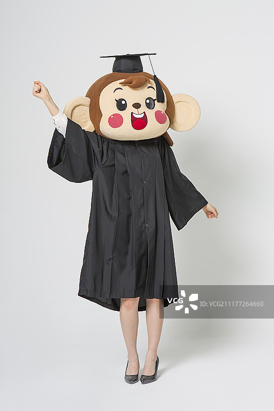 穿着毕业服的猴头女伸出手臂的照片图片素材