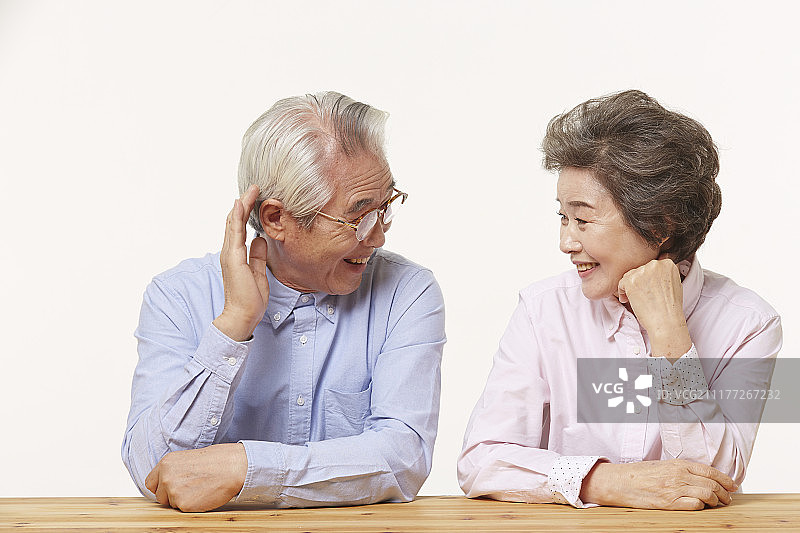 老年夫妇用手托着下巴说话的照片图片素材