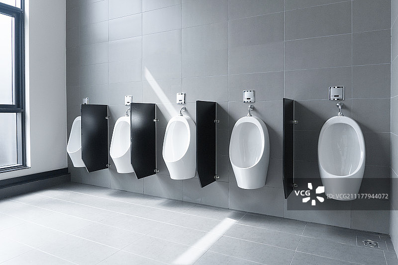 洁净的现代男式公共厕所室内图片素材