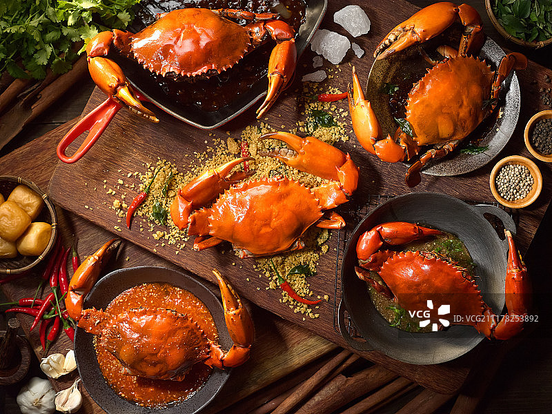 在亚洲，新加坡风格的炒蟹放在木砧板上图片素材