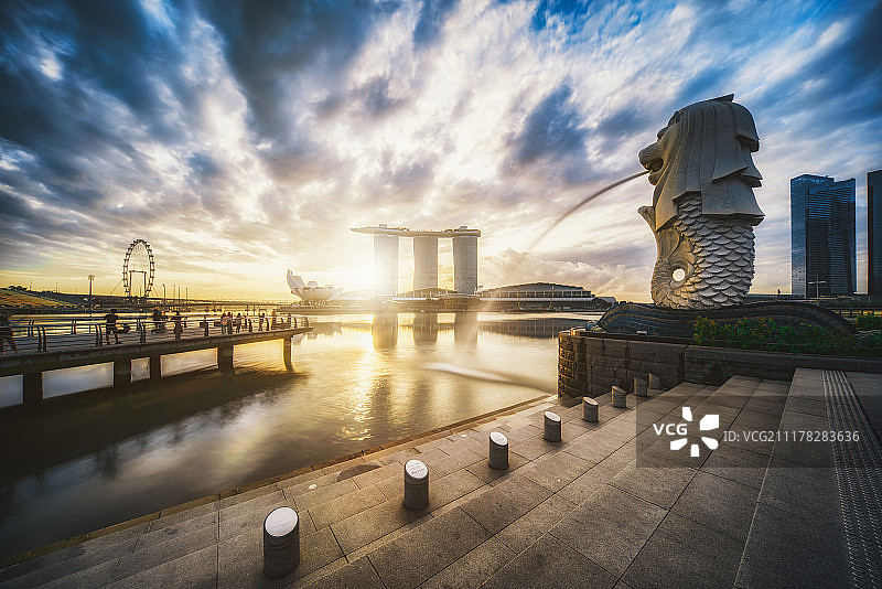 新加坡滨海湾鱼尾狮日出图片素材