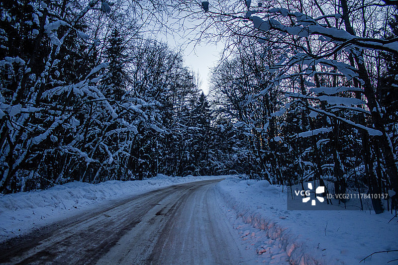 下雪的晚上。路上的冬天故事。乘汽车旅行图片素材
