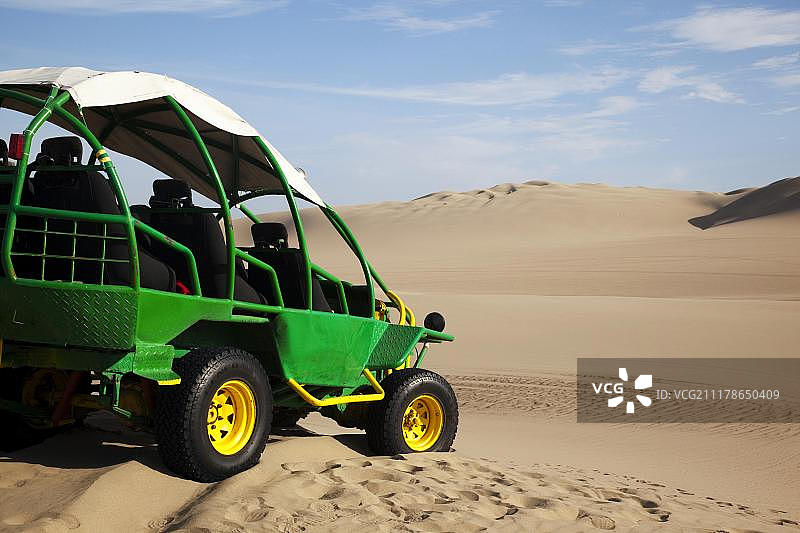 南美秘鲁伊卡地区瓦卡奇纳附近沙漠中的沙丘车图片素材