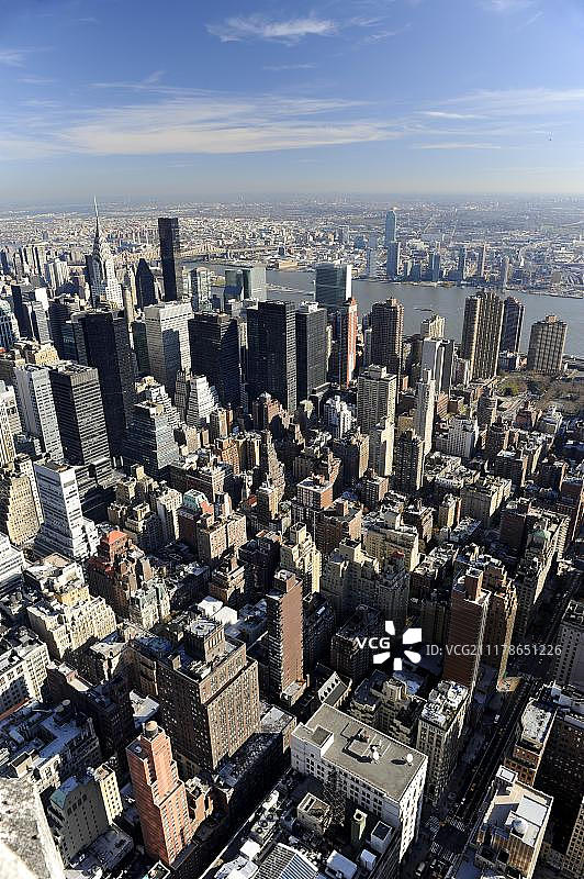 从帝国大厦向东看东河，天际线与克莱斯勒大厦，曼哈顿中城，纽约，美国，北美图片素材