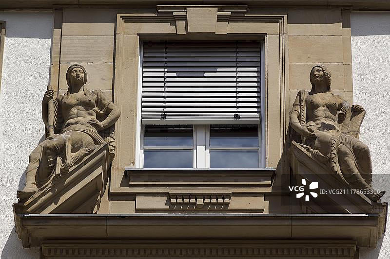 窗边雕塑，法院，司法机关，法兰克福，黑森，德国，欧洲图片素材