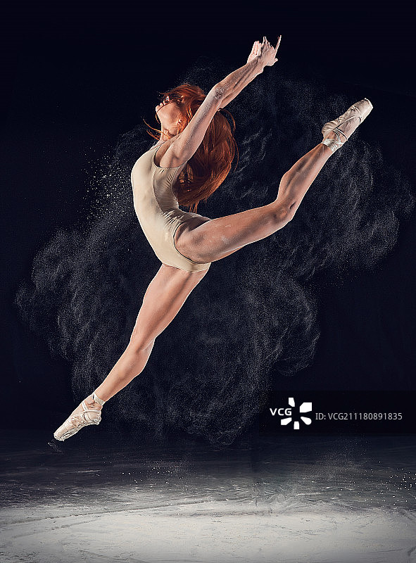 空中灵活的芭蕾舞者图片素材