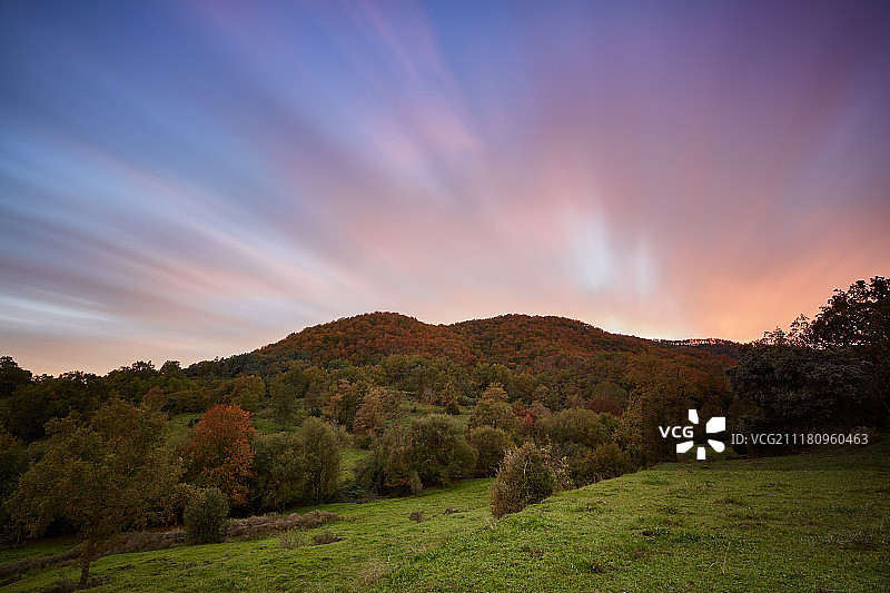漂亮的长曝光照片，在日落和秋天颜色的山的Cloudscape图片素材