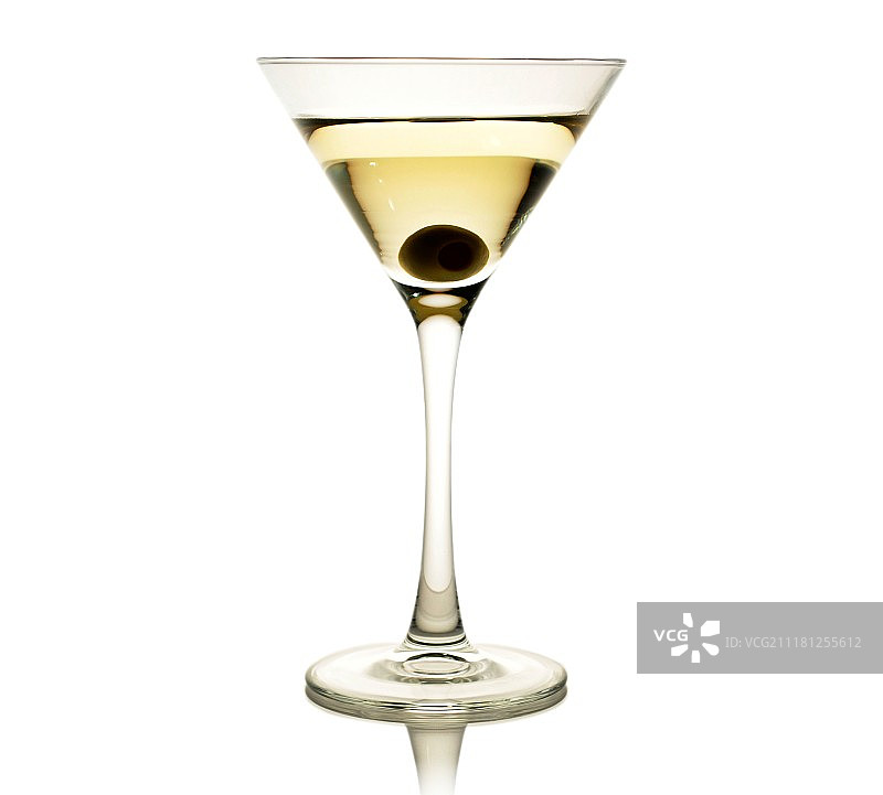 白色背景上的橄榄鸡尾酒图片素材
