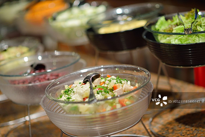 豪华餐厅室内餐饮自助餐，肉类，五颜六色的水果和蔬菜图片素材