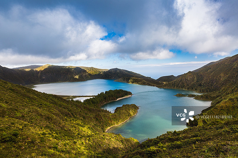 火山火山口的火湖(Lagoa Do Fogo)图片素材