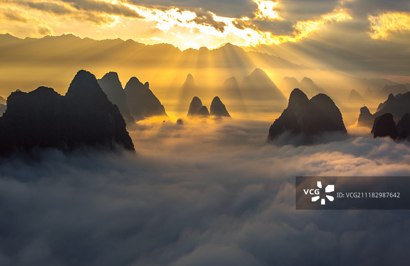 广西桂林云海群峰迎朝阳图片素材