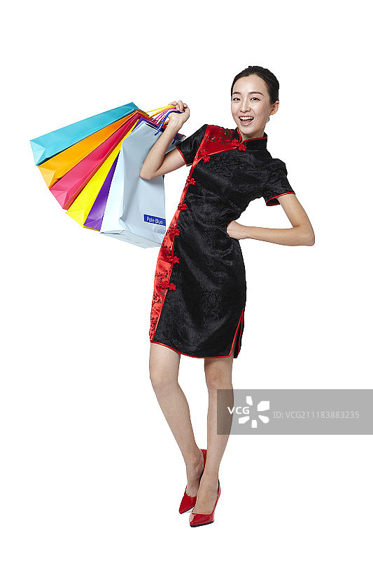 拿着购物袋站着穿中国传统服装的妇女摄影图片素材