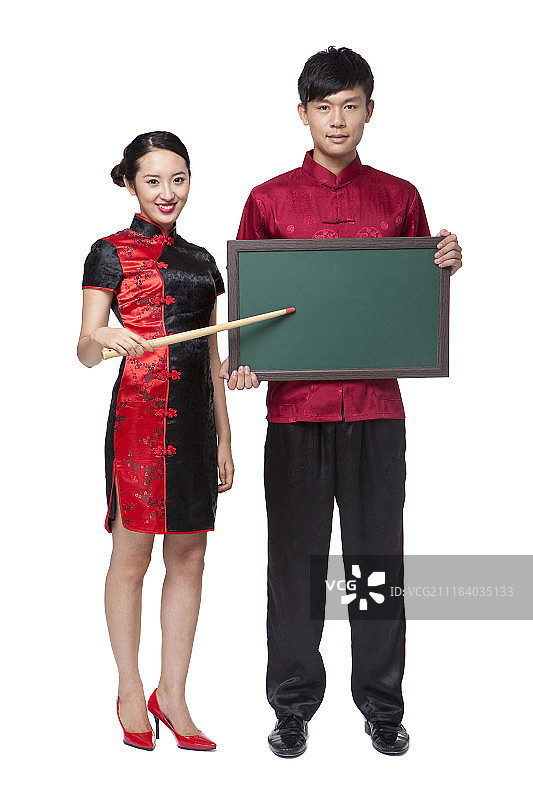 穿着中国传统服饰的男女站在黑板上的摄影图片素材
