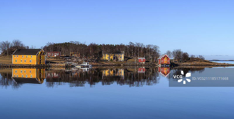 挪威湖边房屋图片素材