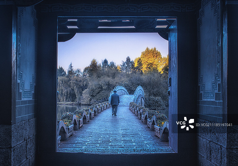 黑龙潭公园早晨的一位老人的背景图片素材