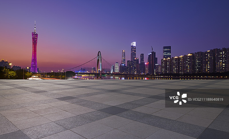 广州CBD地标建筑繁华夜景和广场光效果图片素材