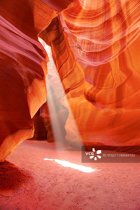 在上羚羊峡谷的阳光图片素材