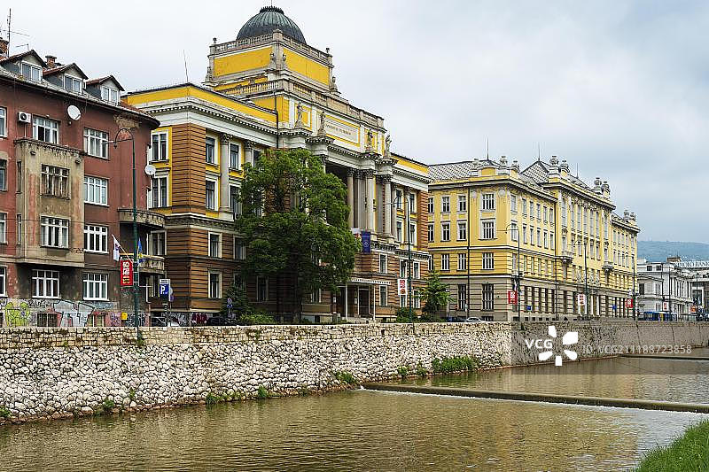 萨拉热窝大学和米尼亚卡河，波斯尼亚和黑塞哥维那，欧洲图片素材