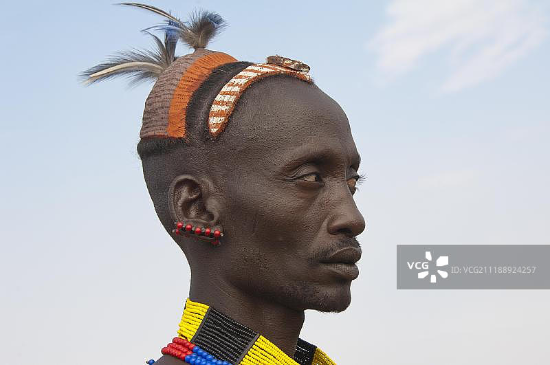 一个哈马尔人的肖像，用粘土和羽毛制成的传统发型，奥莫河谷，埃塞俄比亚南部，非洲图片素材