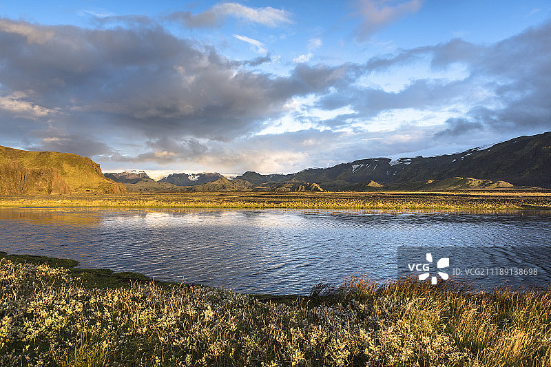背面显示了冰岛日落时的多山景观图片素材