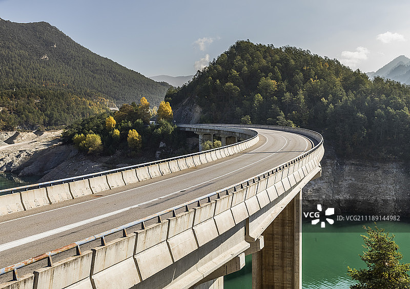 后板显示一个公路桥在一个湖上的山区在西班牙图片素材