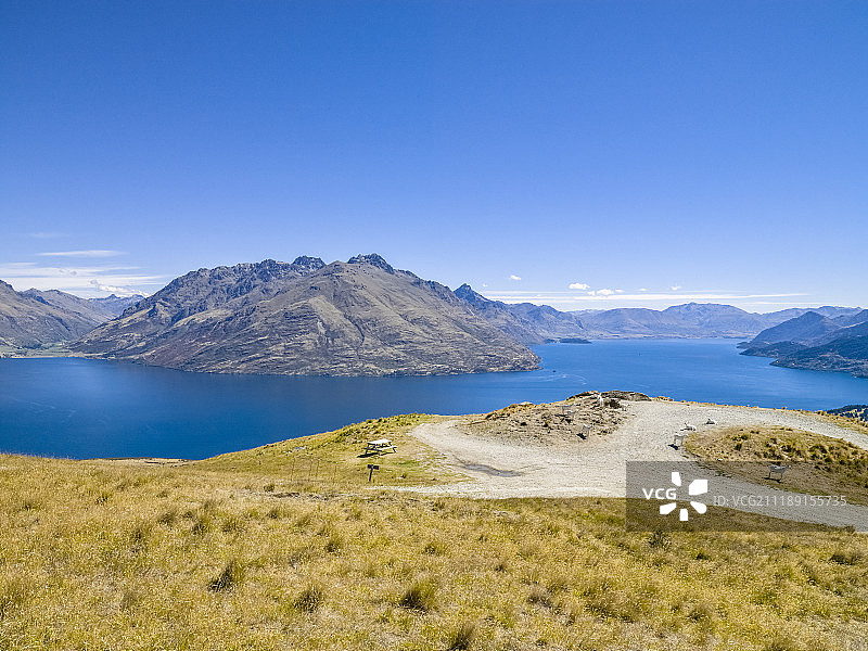 后板显示砾石轨道在一个山景观在新西兰图片素材