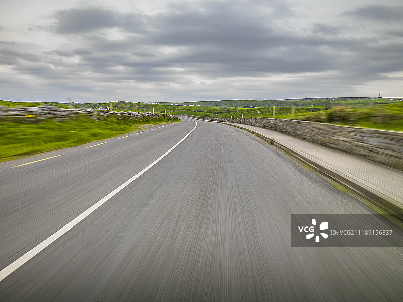 后板显示乡村道路在山区农村景观在爱尔兰图片素材