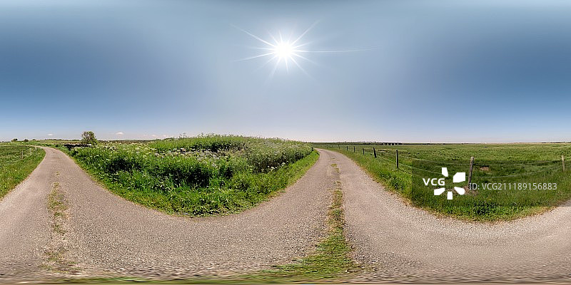 360掳 HDRI showing a lane next to field in countryside in Ireland图片素材