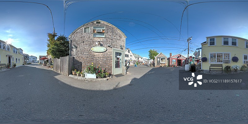360掳 HDRI showing a residential street with wood clad houses in United States图片素材
