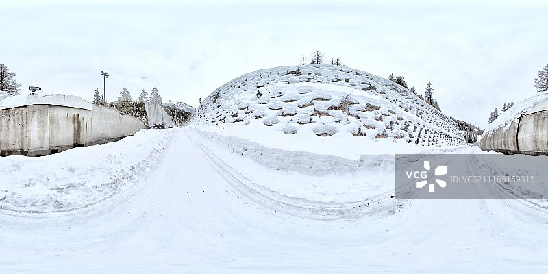 360掳 HDRI showing a snow covered road in a ski resort in France图片素材