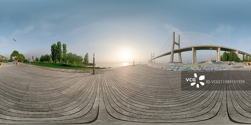 360掳 HDRI showing a skatepark near to mega bridge in Lisbon, Portugal图片素材