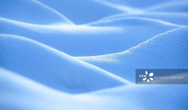 冬天的阿尔山不冻河雪堆细结图片素材