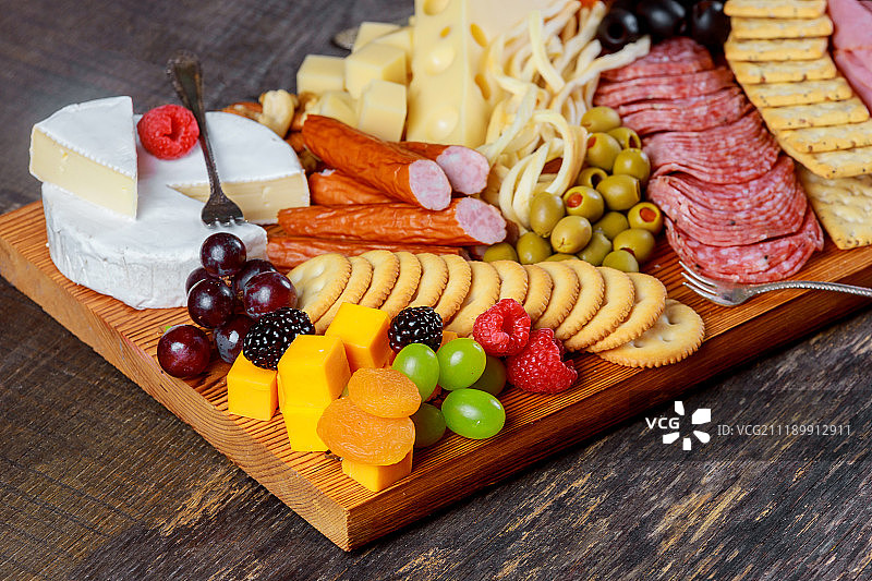 细节美味与奶酪，浆果，无花果，坚果，水果和橄榄图片素材