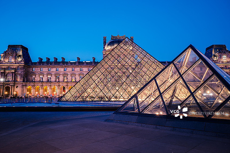夜晚的巴黎卢浮宫图片素材