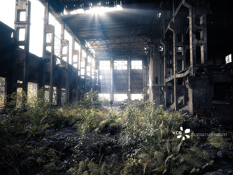 废墟工厂大楼里的一个人图片素材