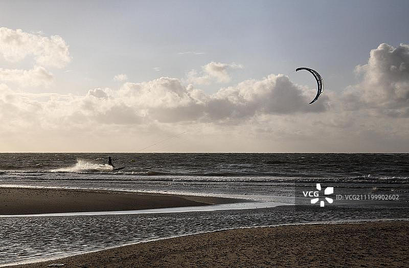 在欧洲德国石勒苏益格-荷尔斯泰因的阿姆鲁姆岛的前海岸上，风筝冲浪者，风筝滑板者图片素材