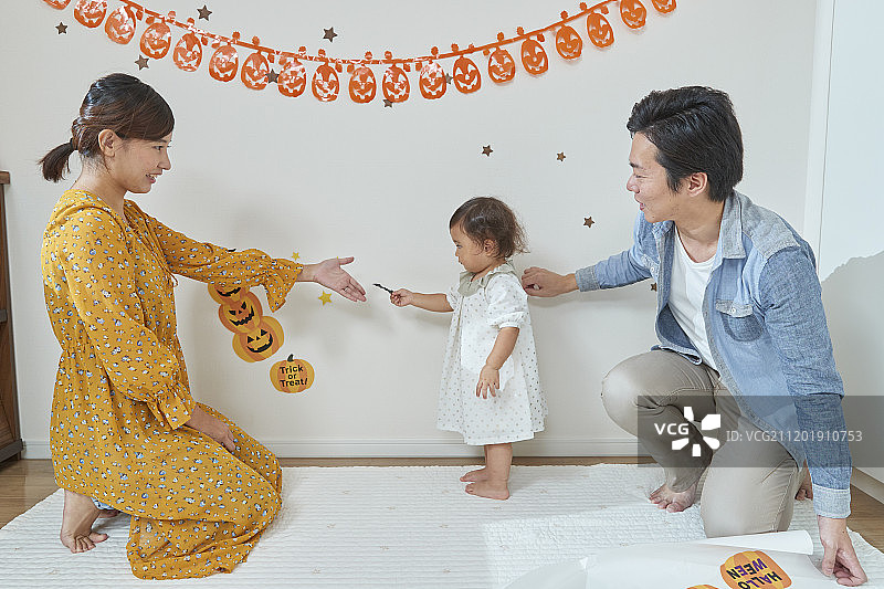 身着万圣节服装的日本家庭图片素材