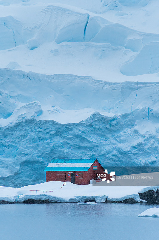 南极冰山与英国考察站图片素材
