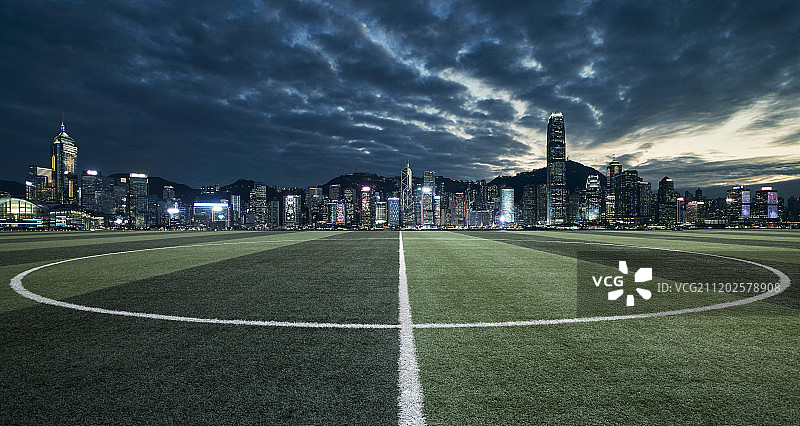 云景下的香港地标摩天大楼和足球场图片素材